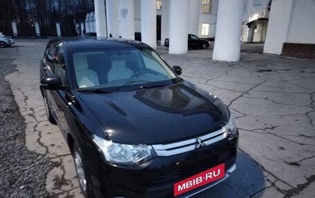 Mitsubishi Outlander III рестайлинг 3, 2014 год, 1 800 000 рублей, 4 фотография