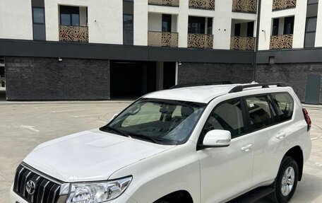 Toyota Land Cruiser Prado 150 рестайлинг 2, 2022 год, 5 700 000 рублей, 3 фотография