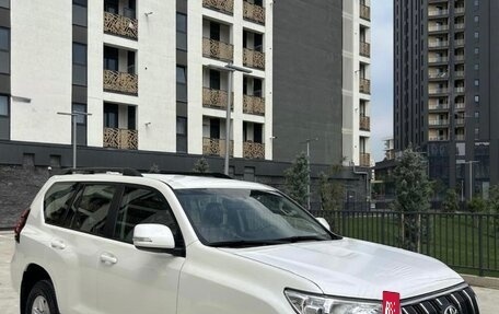Toyota Land Cruiser Prado 150 рестайлинг 2, 2022 год, 5 700 000 рублей, 2 фотография