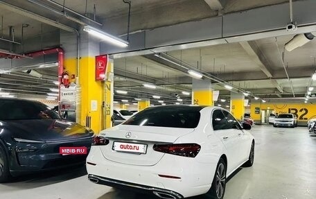 Mercedes-Benz E-Класс, 2022 год, 4 450 000 рублей, 3 фотография