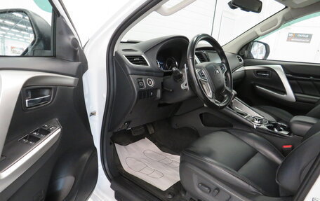 Mitsubishi Pajero Sport III рестайлинг, 2021 год, 3 220 000 рублей, 11 фотография