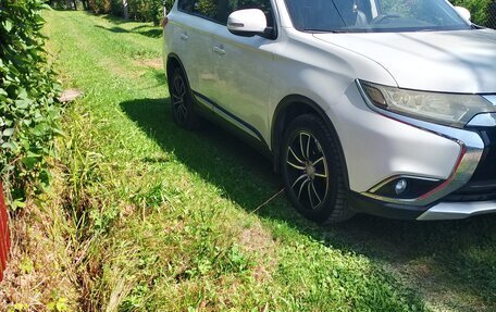 Mitsubishi Outlander III рестайлинг 3, 2016 год, 1 350 000 рублей, 2 фотография