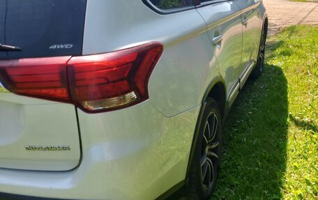 Mitsubishi Outlander III рестайлинг 3, 2016 год, 1 350 000 рублей, 6 фотография