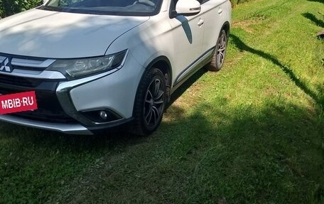 Mitsubishi Outlander III рестайлинг 3, 2016 год, 1 350 000 рублей, 3 фотография
