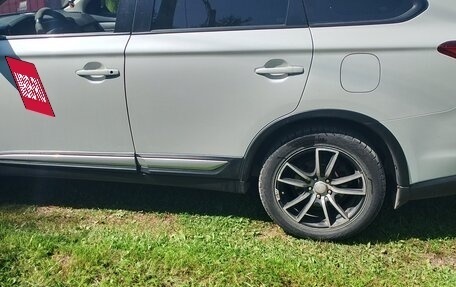 Mitsubishi Outlander III рестайлинг 3, 2016 год, 1 350 000 рублей, 5 фотография