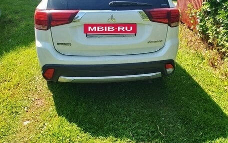Mitsubishi Outlander III рестайлинг 3, 2016 год, 1 350 000 рублей, 4 фотография