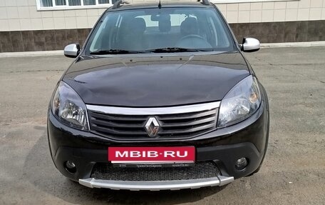 Renault Sandero II рестайлинг, 2014 год, 900 000 рублей, 2 фотография
