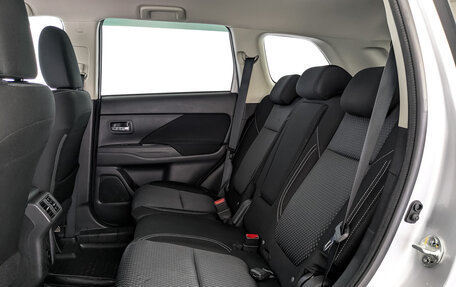 Mitsubishi Outlander III рестайлинг 3, 2021 год, 2 045 000 рублей, 12 фотография