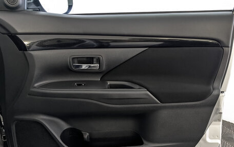 Mitsubishi Outlander III рестайлинг 3, 2021 год, 2 045 000 рублей, 24 фотография