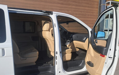 Hyundai H-1 II рестайлинг, 2016 год, 2 600 000 рублей, 4 фотография