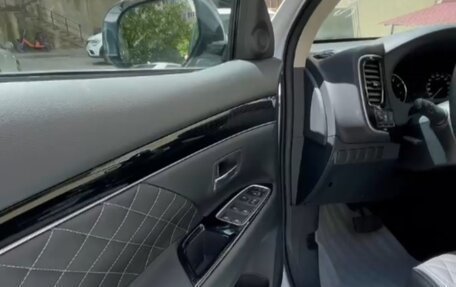 Mitsubishi Outlander III рестайлинг 3, 2022 год, 2 350 000 рублей, 5 фотография