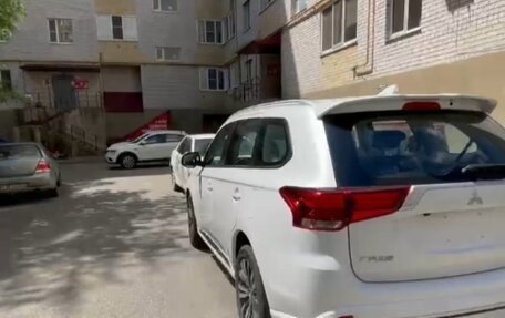Mitsubishi Outlander III рестайлинг 3, 2022 год, 2 350 000 рублей, 2 фотография