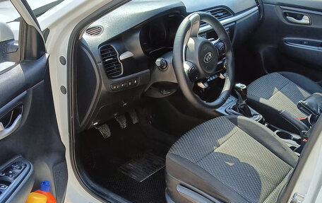 KIA Rio IV, 2018 год, 940 000 рублей, 4 фотография
