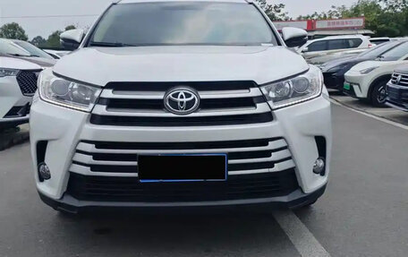 Toyota Highlander III, 2021 год, 2 150 000 рублей, 2 фотография