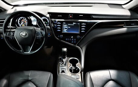 Toyota Camry, 2019 год, 1 929 800 рублей, 10 фотография