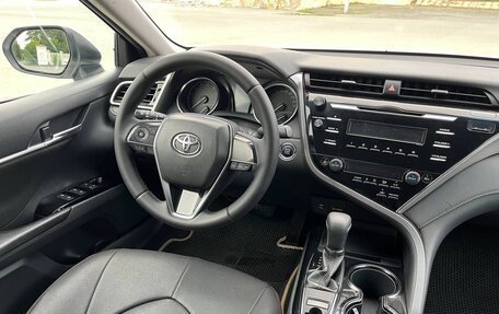 Toyota Camry, 2018 год, 2 330 000 рублей, 11 фотография