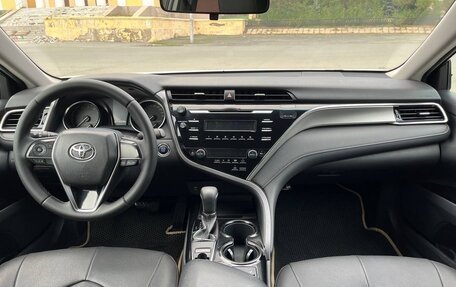 Toyota Camry, 2018 год, 2 330 000 рублей, 10 фотография