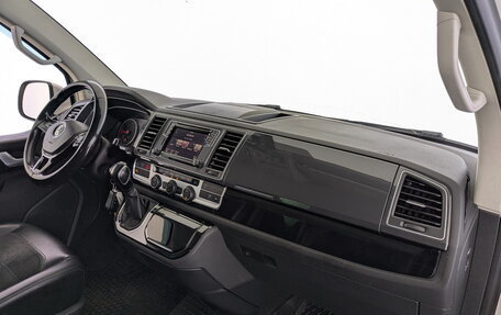 Volkswagen Multivan T6 рестайлинг, 2018 год, 3 315 000 рублей, 24 фотография