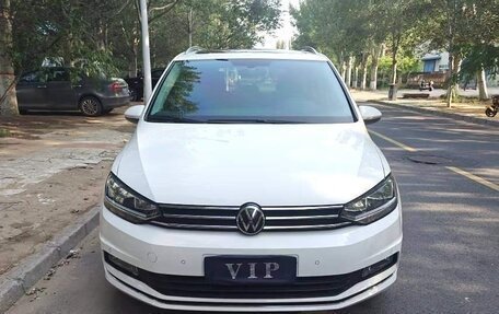 Volkswagen Touran III, 2021 год, 1 548 000 рублей, 2 фотография