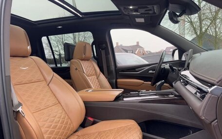 Cadillac Escalade V, 2022 год, 8 000 000 рублей, 12 фотография