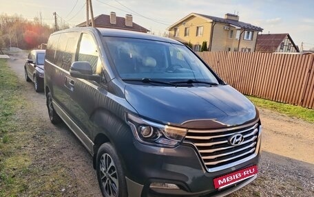 Hyundai Grand Starex Grand Starex I рестайлинг 2, 2018 год, 3 800 000 рублей, 2 фотография
