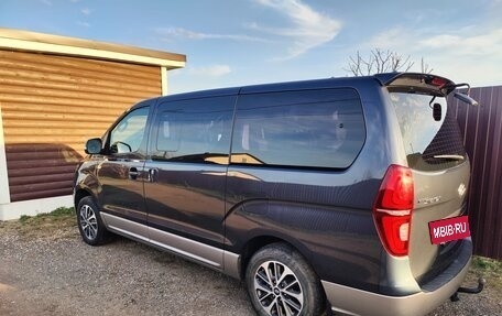 Hyundai Grand Starex Grand Starex I рестайлинг 2, 2018 год, 3 800 000 рублей, 4 фотография