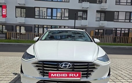 Hyundai Sonata VIII, 2021 год, 2 390 000 рублей, 2 фотография