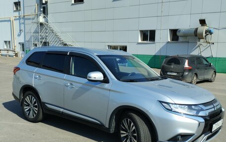 Mitsubishi Outlander III рестайлинг 3, 2019 год, 1 860 000 рублей, 2 фотография