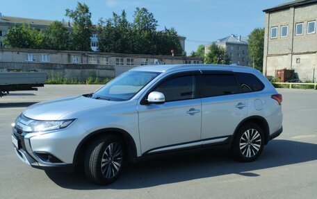 Mitsubishi Outlander III рестайлинг 3, 2019 год, 1 860 000 рублей, 6 фотография