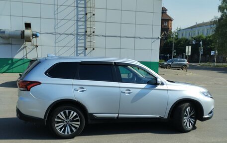Mitsubishi Outlander III рестайлинг 3, 2019 год, 1 860 000 рублей, 14 фотография