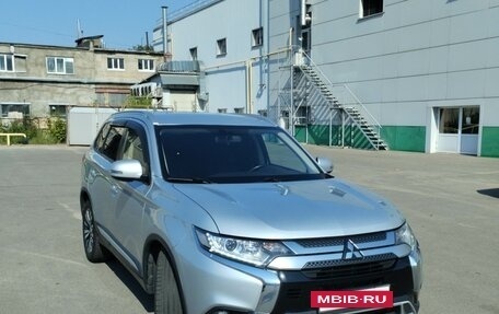 Mitsubishi Outlander III рестайлинг 3, 2019 год, 1 860 000 рублей, 11 фотография