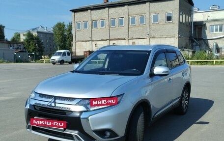 Mitsubishi Outlander III рестайлинг 3, 2019 год, 1 860 000 рублей, 4 фотография