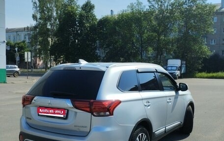 Mitsubishi Outlander III рестайлинг 3, 2019 год, 1 860 000 рублей, 13 фотография