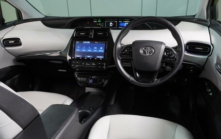 Toyota Prius IV XW50, 2019 год, 2 049 000 рублей, 6 фотография