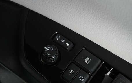 Toyota Prius IV XW50, 2019 год, 2 049 000 рублей, 12 фотография