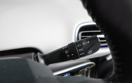 Toyota Prius IV XW50, 2019 год, 2 049 000 рублей, 15 фотография
