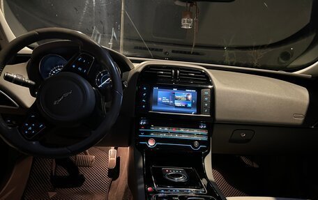 Jaguar XE I рестайлинг, 2017 год, 1 940 000 рублей, 7 фотография