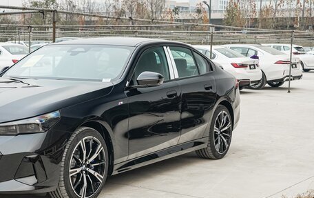 BMW 5 серия, 2025 год, 6 950 555 рублей, 5 фотография