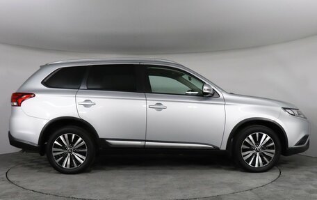 Mitsubishi Outlander III рестайлинг 3, 2018 год, 1 997 000 рублей, 4 фотография
