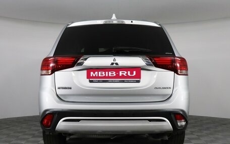 Mitsubishi Outlander III рестайлинг 3, 2018 год, 1 997 000 рублей, 6 фотография