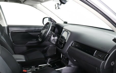 Mitsubishi Outlander III рестайлинг 3, 2018 год, 1 997 000 рублей, 10 фотография