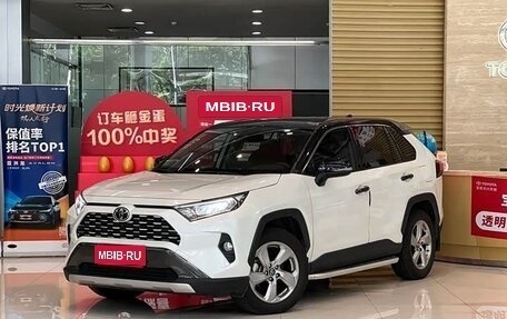 Toyota RAV4, 2022 год, 2 400 000 рублей, 1 фотография