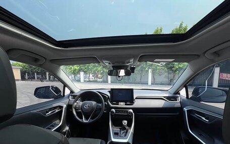 Toyota RAV4, 2022 год, 2 800 000 рублей, 7 фотография