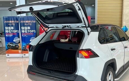 Toyota RAV4, 2022 год, 2 400 000 рублей, 5 фотография