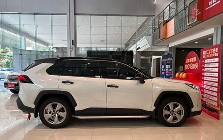 Toyota RAV4, 2022 год, 2 400 000 рублей, 6 фотография