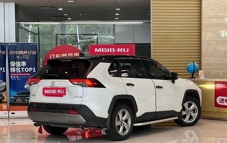 Toyota RAV4, 2022 год, 2 400 000 рублей, 2 фотография