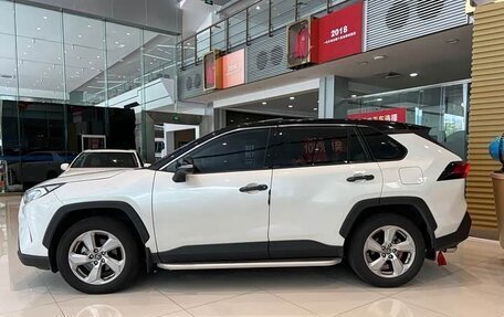 Toyota RAV4, 2022 год, 2 400 000 рублей, 7 фотография