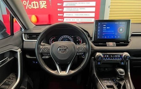 Toyota RAV4, 2022 год, 2 400 000 рублей, 14 фотография