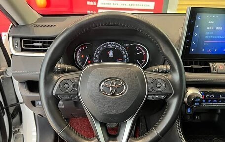 Toyota RAV4, 2022 год, 2 400 000 рублей, 20 фотография