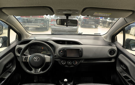 Toyota Yaris III рестайлинг, 2015 год, 999 000 рублей, 18 фотография